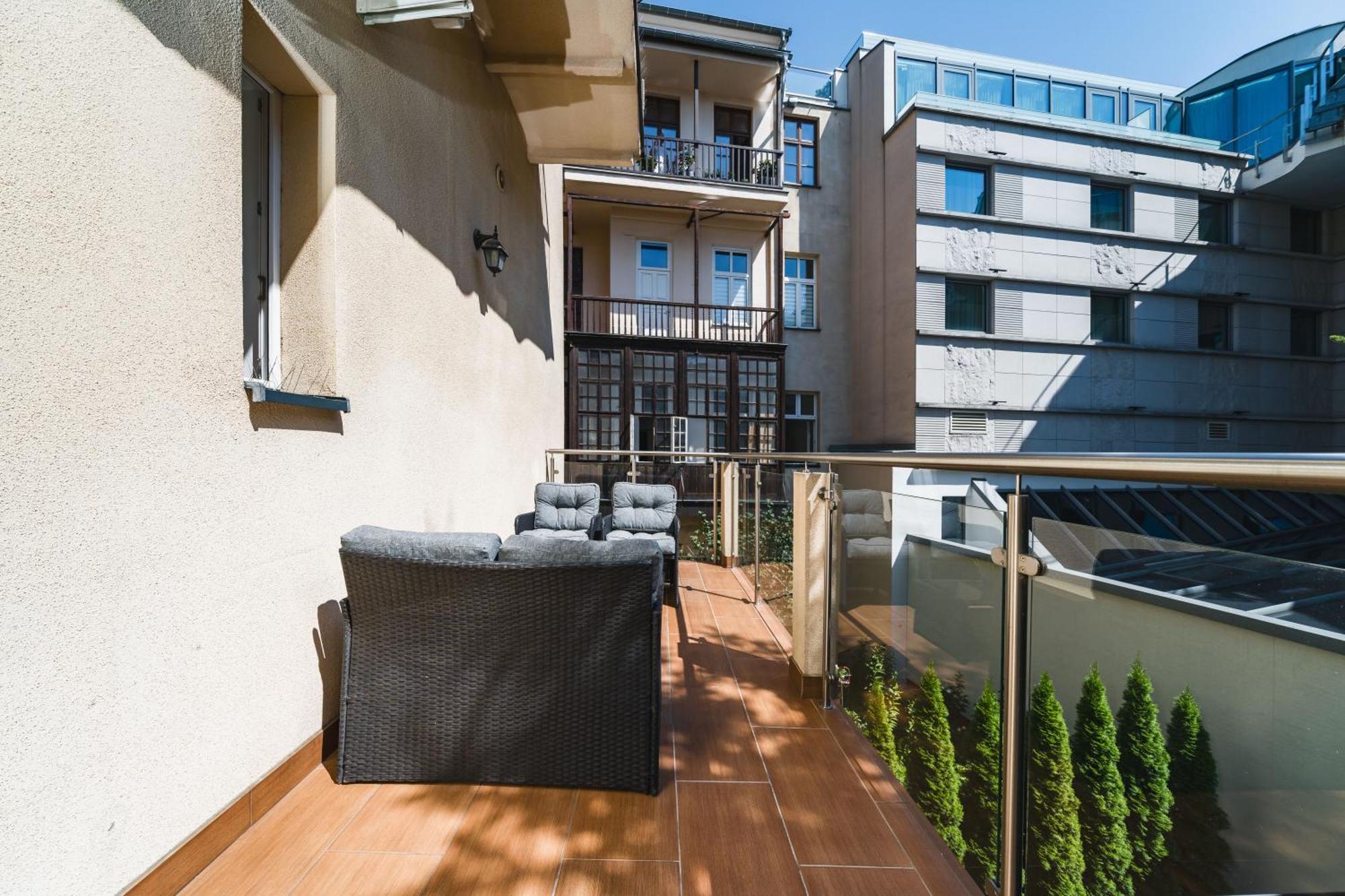 Appartamento Old Town Luxe Retreat - King Bed - Steps To Main Square Cracovia Esterno foto