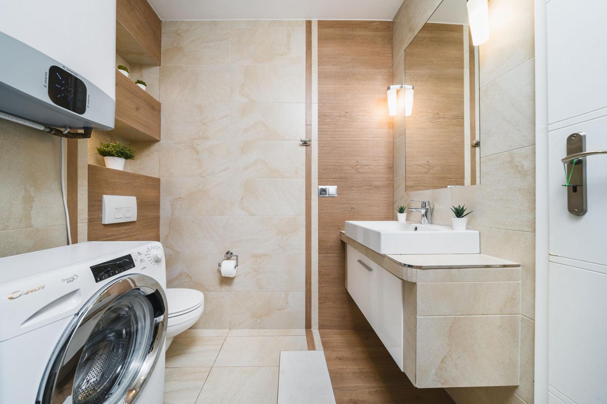 Appartamento Old Town Luxe Retreat - King Bed - Steps To Main Square Cracovia Esterno foto