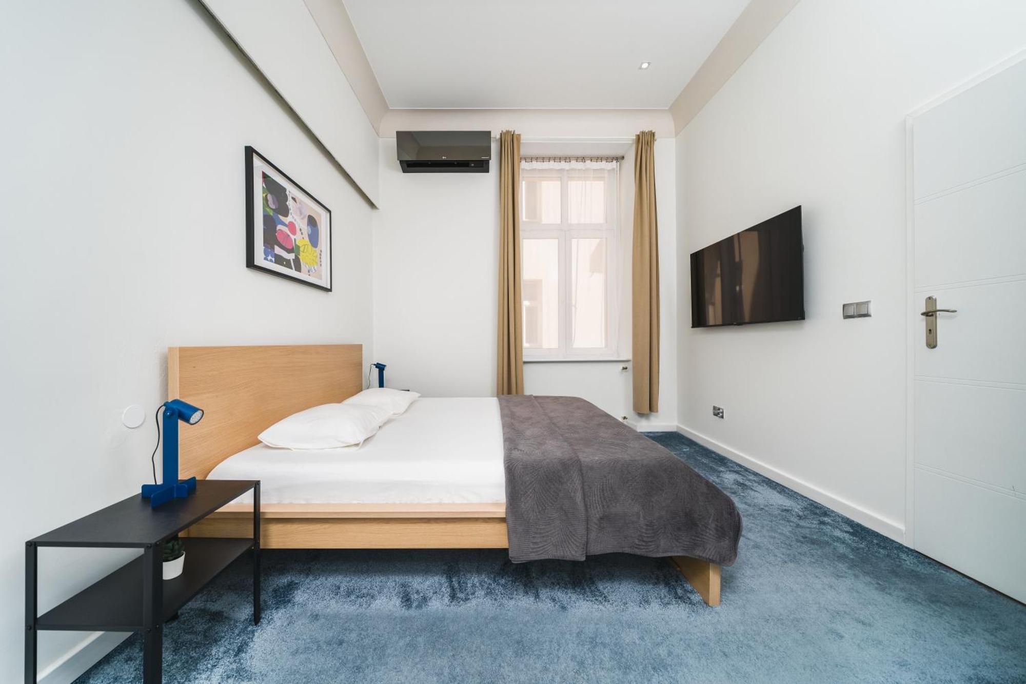 Appartamento Old Town Luxe Retreat - King Bed - Steps To Main Square Cracovia Esterno foto