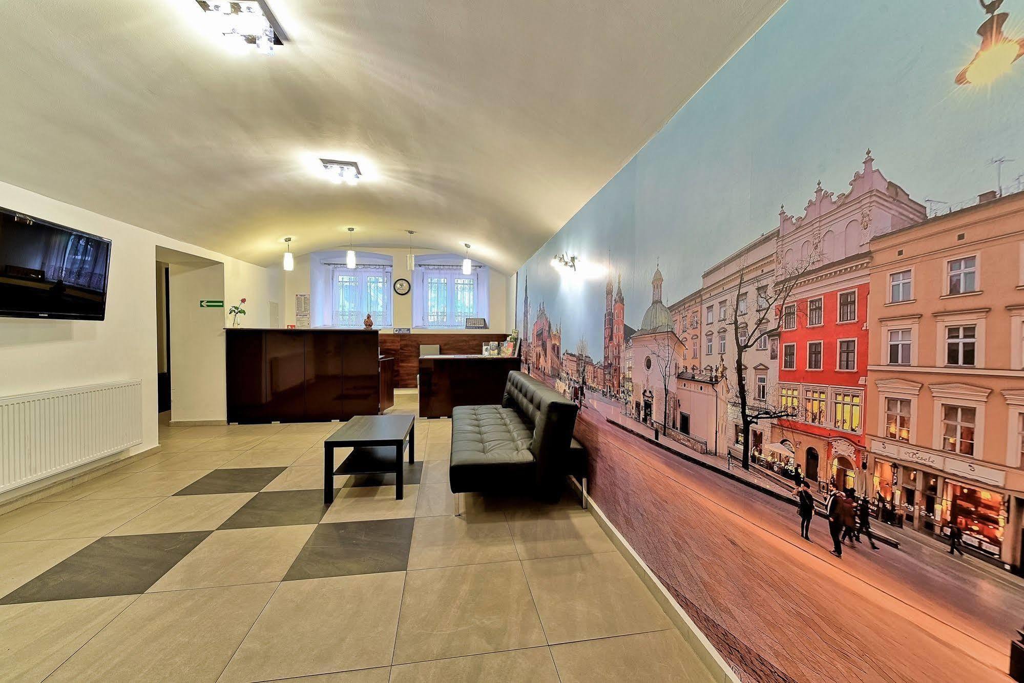 Appartamento Old Town Luxe Retreat - King Bed - Steps To Main Square Cracovia Esterno foto