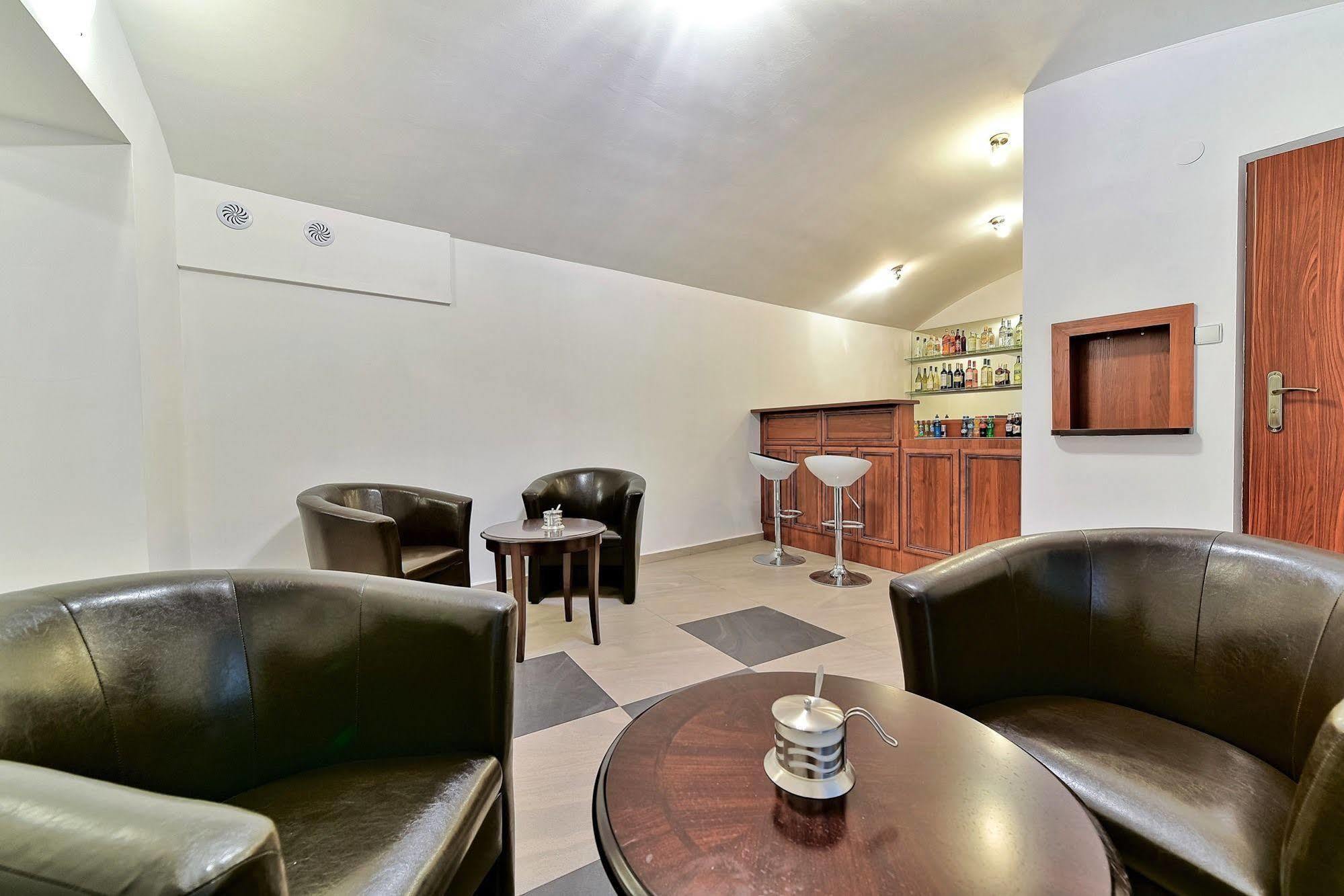 Appartamento Old Town Luxe Retreat - King Bed - Steps To Main Square Cracovia Esterno foto