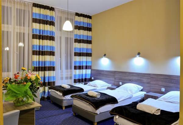 Appartamento Old Town Luxe Retreat - King Bed - Steps To Main Square Cracovia Esterno foto
