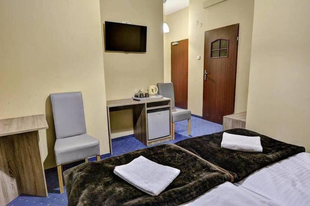 Appartamento Old Town Luxe Retreat - King Bed - Steps To Main Square Cracovia Esterno foto