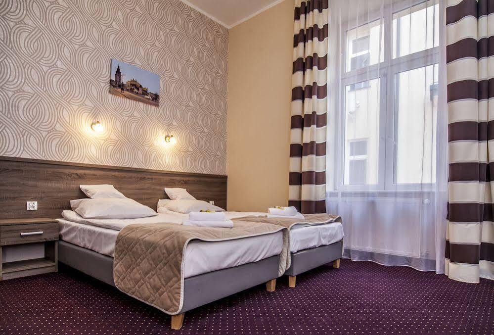 Appartamento Old Town Luxe Retreat - King Bed - Steps To Main Square Cracovia Esterno foto