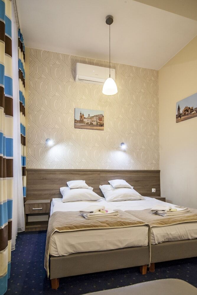 Appartamento Old Town Luxe Retreat - King Bed - Steps To Main Square Cracovia Esterno foto